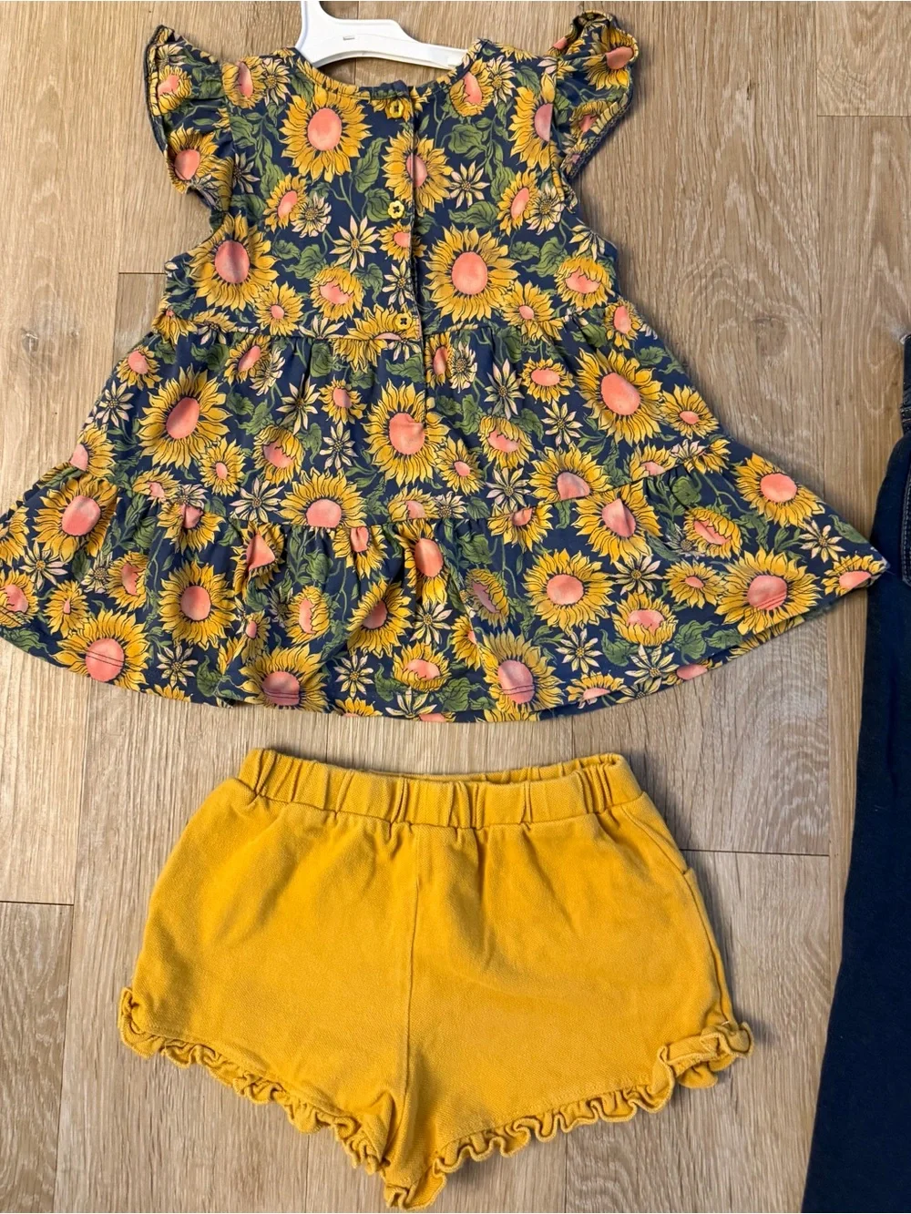 Tommy Bahama Girl's Size 5/6 Yrs . Sunflowers 3 Pc Pants , Shorts & Top Set